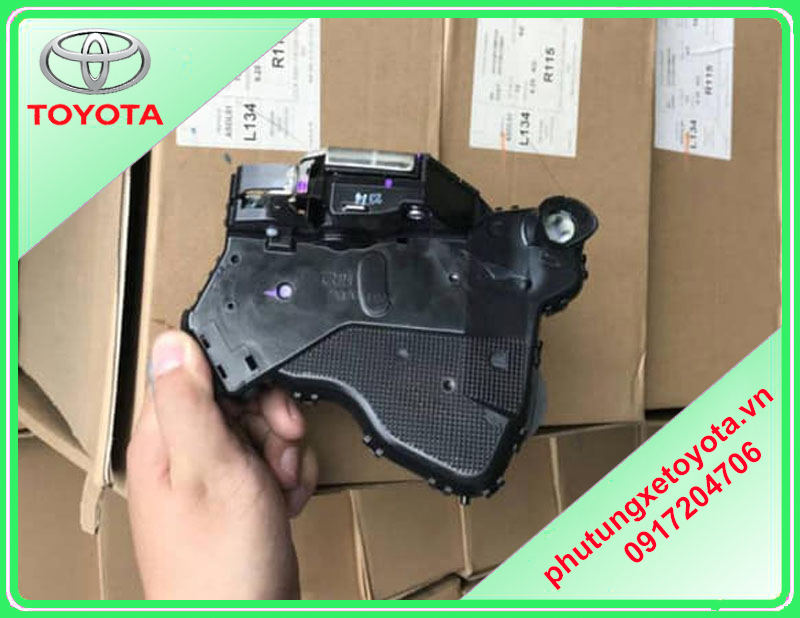 Khóa ngậm cửa Toyota Innova