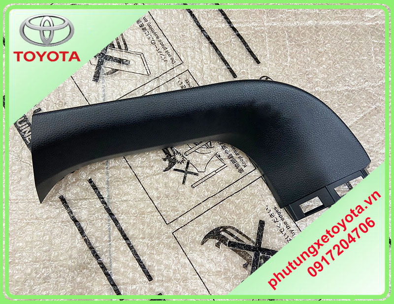Ốp tappi cốp sau Toyota Cross 2021