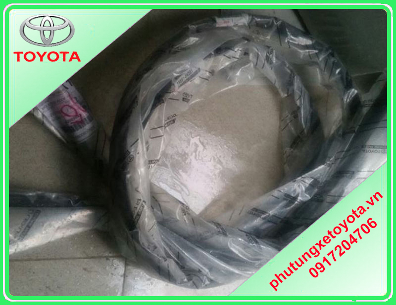 Ron chỉ mui Toyota Innova 