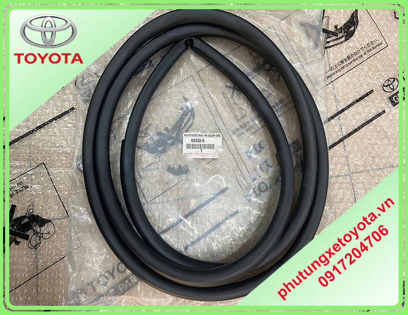 Ron khung cửa sau Toyota Cross 2021